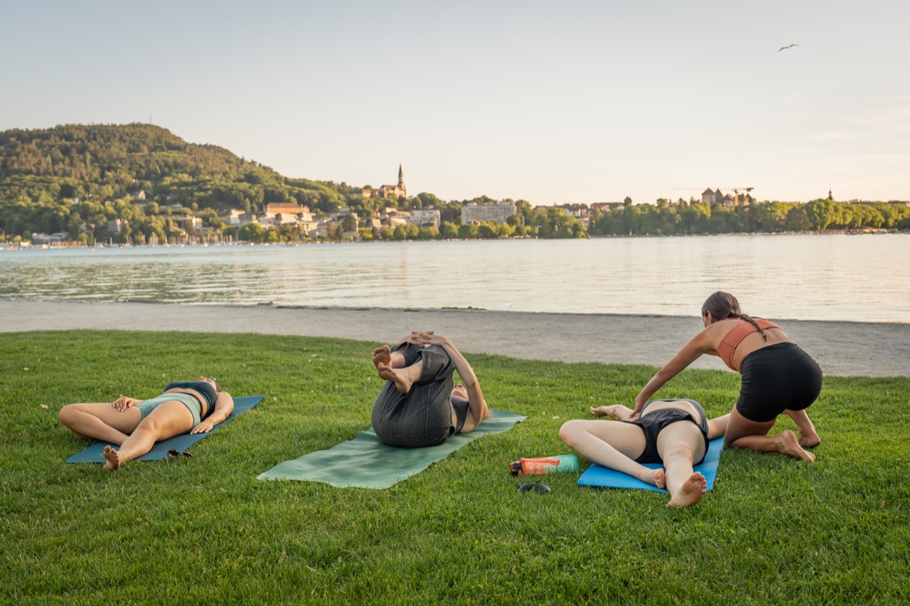 Cours de yoga en plein air au bord du lac d'Annecy